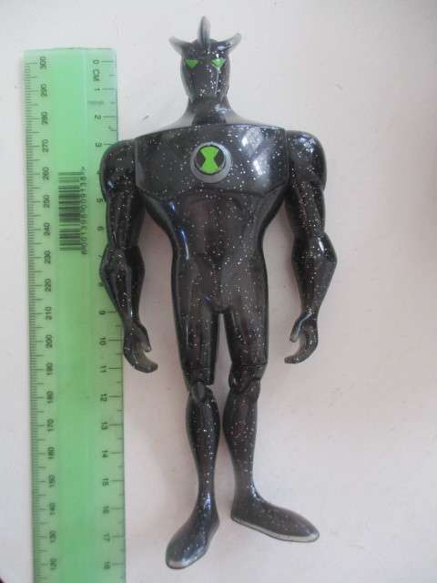VINTAGE BEN 10 FIGURE -