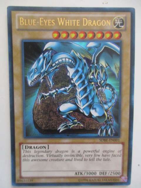 YU-GI-OH TRADING CARD - BLUE-EYES WHITE DRAGON - HOLOGRAPHIC CARD / SHINY