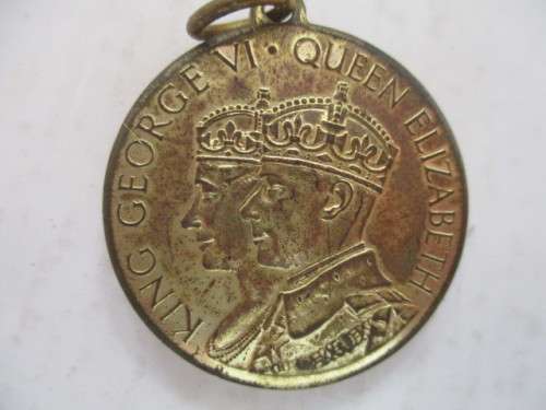 BEAUTIFUL VINTAGE CORONATION SOUVENIR  TIN  1937 WITH BEAUTIFUL MEDALLION 2 ITEMS
