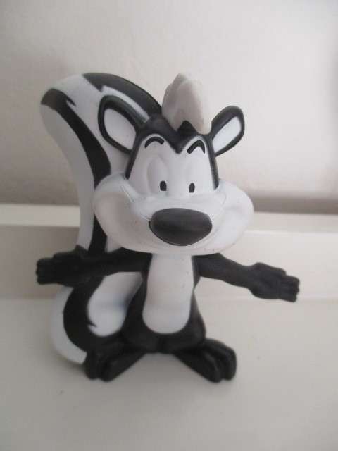 LOVELY PEPPY LE PEW SKUNK FROM DISNEY CARTOONS