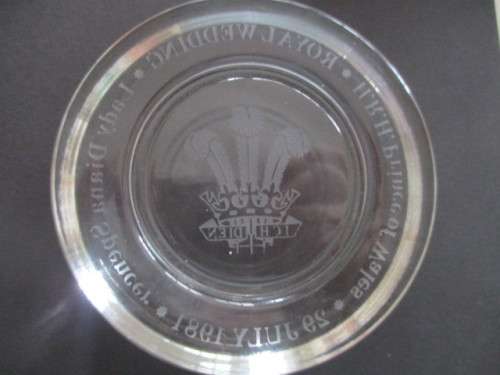 BEAUTIFUL PAPER WEIGHT TO COMMEMORATE THE ROYAL WEDDING OF LADY DIANA SPENCER AND PRINCE CHARLES