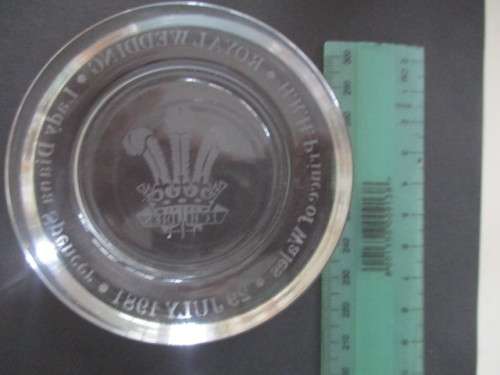 BEAUTIFUL PAPER WEIGHT TO COMMEMORATE THE ROYAL WEDDING OF LADY DIANA SPENCER AND PRINCE CHARLES