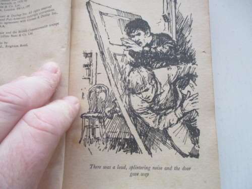 PAPER BACK BOOK -THE HARDY BOYS - THE CRISSCROSS SHADOW - 1972