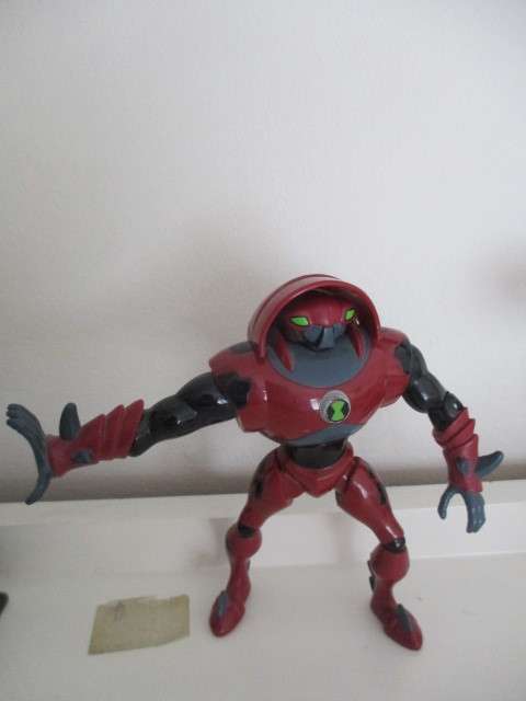 LOVELY BEN 10   FIGURE WITH SERIAL NUMBER