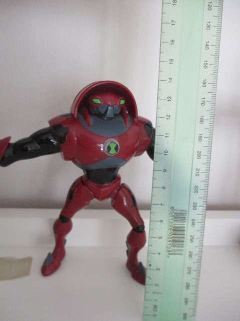 LOVELY BEN 10   FIGURE WITH SERIAL NUMBER