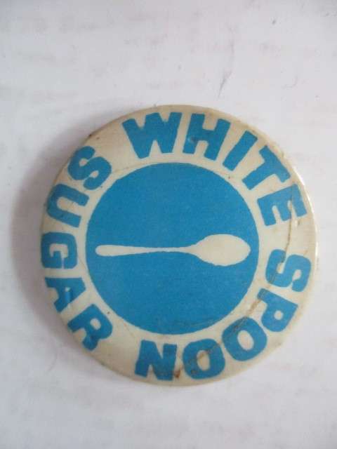 VINTAGE WHITE SPOON SUGAR SMALL BADGE