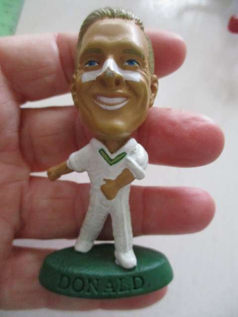 LOVELY VINTAGE SMALL FIGURE  - PROTEAS CRICKET / SOUTH AFRICA - ALLEN DONALD