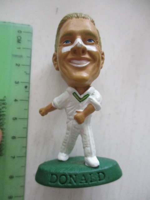 LOVELY VINTAGE SMALL FIGURE  - PROTEAS CRICKET / SOUTH AFRICA - ALLEN DONALD