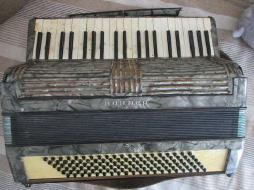 VINTAGE GERMAN HOHNER PIANO ACCORDION - NEEDS A BIT OF TLC