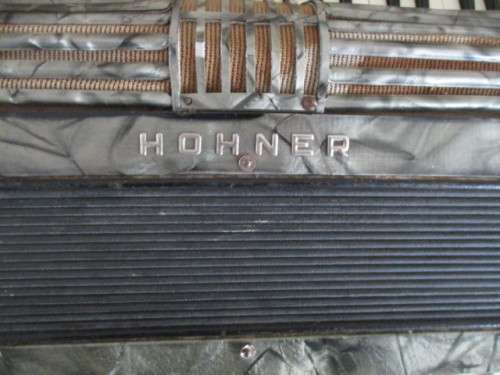 VINTAGE GERMAN HOHNER PIANO ACCORDION - NEEDS A BIT OF TLC