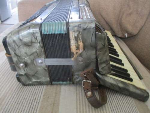 VINTAGE GERMAN HOHNER PIANO ACCORDION - NEEDS A BIT OF TLC