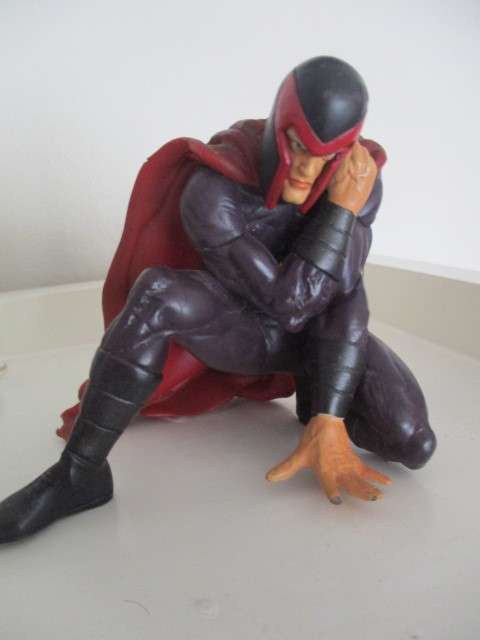 X- MEN FIGURE - MAGNETO - APP  8 cm   TALL