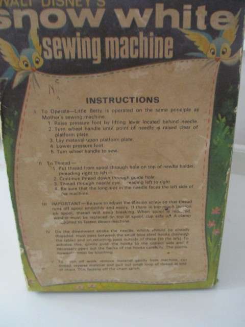 KIDDIES VINTAGE WALT DISNEY  SNOW WHITE SEWING MACHINE IN ORIGINAL  BOX!!!!! RARE FIND