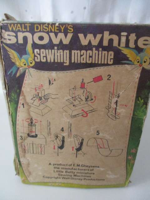 KIDDIES VINTAGE WALT DISNEY  SNOW WHITE SEWING MACHINE IN ORIGINAL  BOX!!!!! RARE FIND