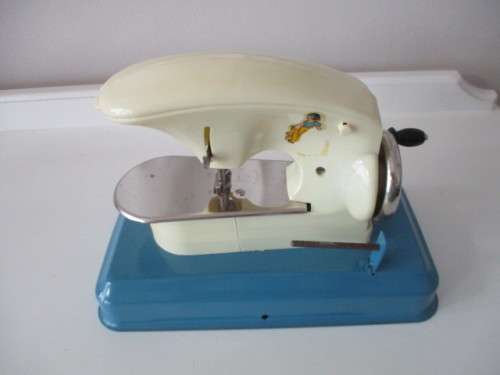 KIDDIES VINTAGE WALT DISNEY  SNOW WHITE SEWING MACHINE IN ORIGINAL  BOX!!!!! RARE FIND