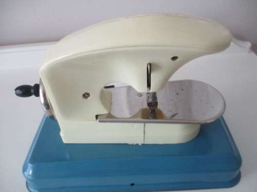 KIDDIES VINTAGE WALT DISNEY  SNOW WHITE SEWING MACHINE IN ORIGINAL  BOX!!!!! RARE FIND