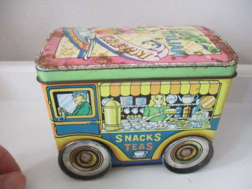 VINTAGE LUIGI`S ITALIAN ICE CREAM METALTIN WITH ROLLING WHEELS
