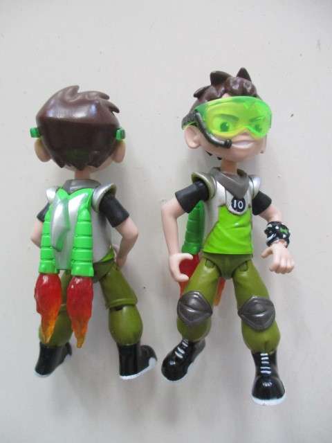 SMALL BEN 10 FIGURE APP  10 cm TALL
