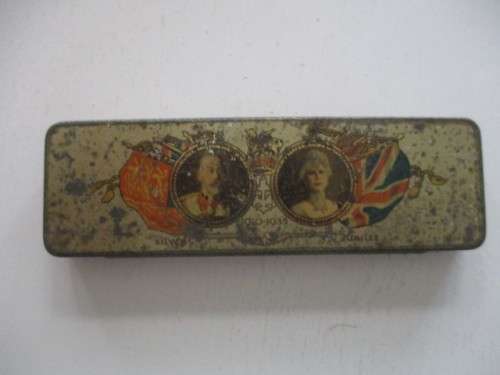 VINTAGE TIN OF KING GEORGE V AND QUEEN MARY - 1910 - 1935 - NARROW CADBURY CHOCOLATE TIN