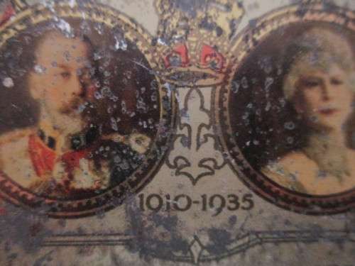 VINTAGE TIN OF KING GEORGE V AND QUEEN MARY - 1910 - 1935 - NARROW CADBURY CHOCOLATE TIN