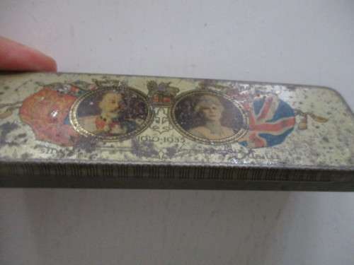VINTAGE TIN OF KING GEORGE V AND QUEEN MARY - 1910 - 1935 - NARROW CADBURY CHOCOLATE TIN