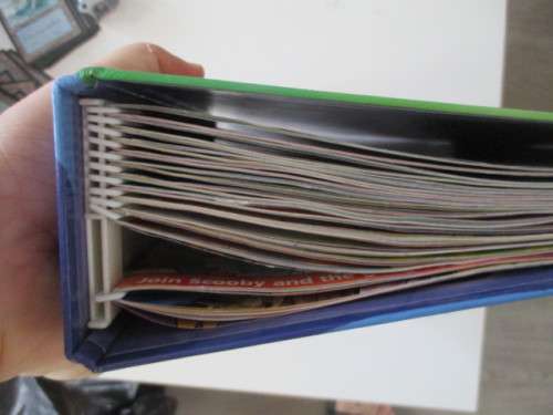 BEAUTIFUL SCOOBY DOO FILE/BINDER WITH MAGAZINES IN NO SPECIFIC ORDER