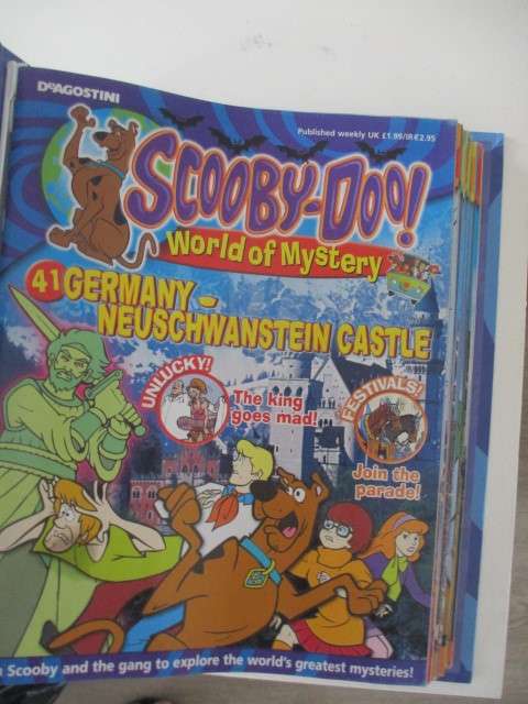 BEAUTIFUL  FILE/BINDER FILLED WITH SCOOBY DOO MAGAZINES IN NO SPECIFIC ORDER MORE THAN A KG