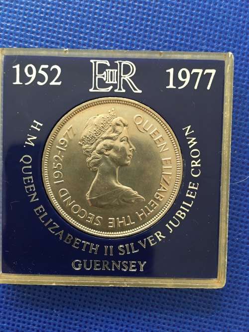 GREAT BRITAIN  - H.M. QUEEN ELIZABETH SILVER JUBILEE CROWN 25 PENCE  - GUERNSEY