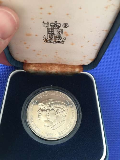 LOVELY COMMEMORATIVE CROWN OF ROYAL WEDDING CHARLES AND DIANE 1981  IN BOX