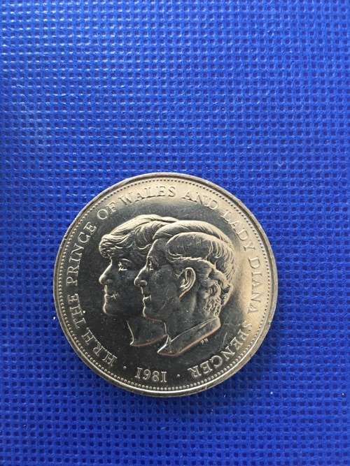 LOVELY COMMEMORATIVE CROWN OF ROYAL WEDDING CHARLES AND DIANE 1981  IN BOX