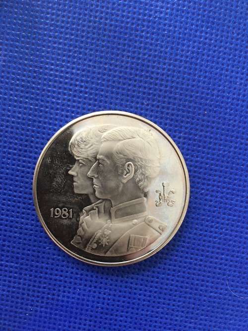 ROYAL WEDDING SOLID BRONZE COIN IN BOX  - 1981  PRINCE CHARLES AND DIANE