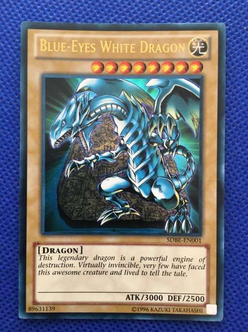 YU-GI-OH TRADING CARD - BLUE-EYES WHITE DRAGON - HOLOGRAPHIC CARD / SHINY