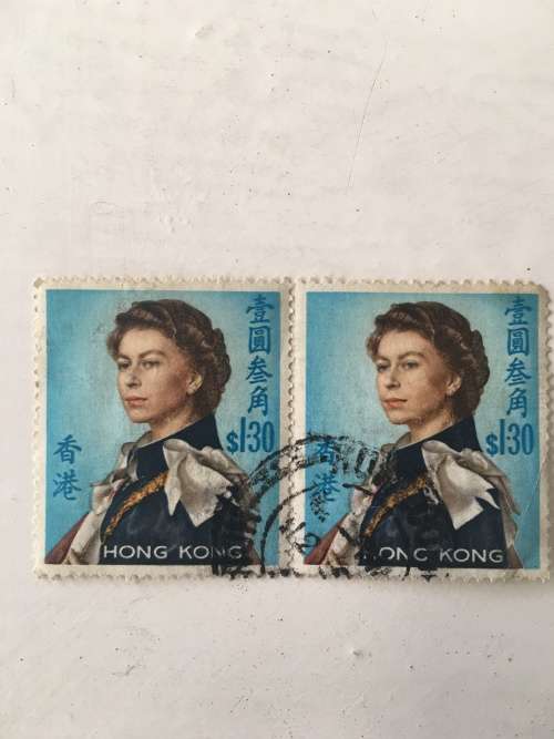 HONG KONG USED PAIR OF QUEEN ELIZABETH $1 30 STAMPS