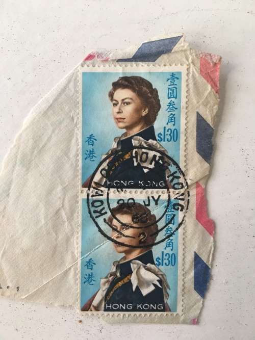 HONG KONG USED PAIR OF QUEEN ELIZABETH $1 30 STAMPS