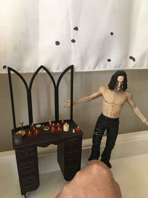 LOVELY `` THE CROW`` FROM THE MOVIE FIGURINE WITH DRESSING TABLE  2  PIECES