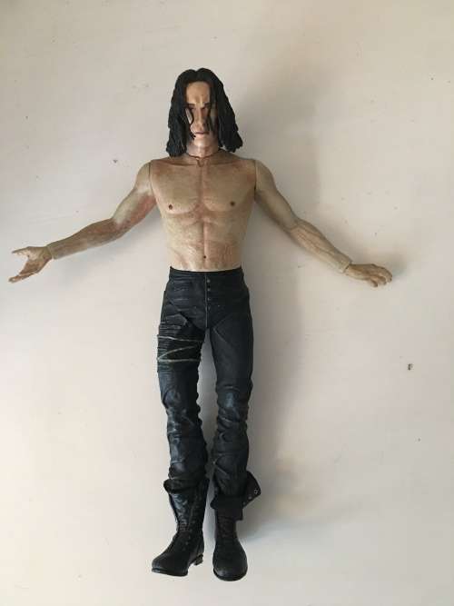 LOVELY `` THE CROW`` FROM THE MOVIE FIGURINE WITH DRESSING TABLE  2  PIECES