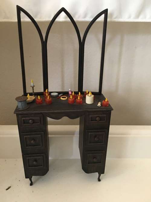 LOVELY `` THE CROW`` FROM THE MOVIE FIGURINE WITH DRESSING TABLE  2  PIECES