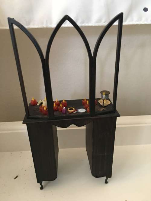 LOVELY `` THE CROW`` FROM THE MOVIE FIGURINE WITH DRESSING TABLE  2  PIECES