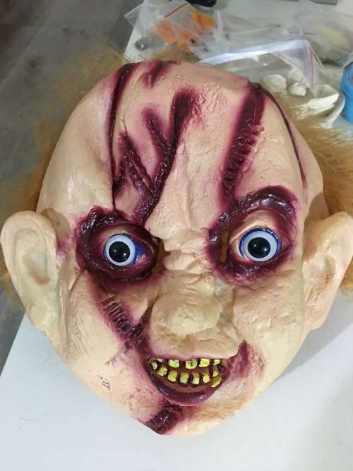 AUTOGRAPHED / SIGNED - ED GALE -  IS  **CHUCKY***   IN CHILDS PLAY A4 SIZE AND FREE CHUCKY MASK!!!!