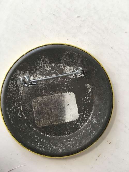 VINTAGE METAL HOLIDAY INN BADGE