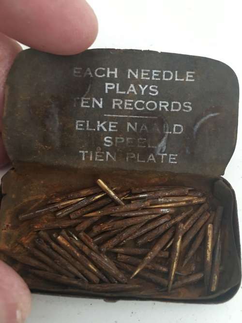 VINTAGE TREK GRAMMAPHONE NEEDLES RUSTED IN TIN