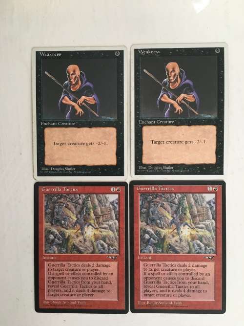 MAGIC THE GATHERING 2 HALF SETS - WEAKNESS X2 - GUERILLA TACTICS X2  - 4 CARDS
