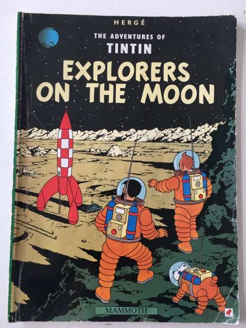 LOVELY BOOK PAPER BACK - TINTIN - EXPLORERES ON THE MOON - 1982