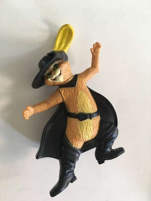 LOVELY PUSS IN BOOTS FIGURE FROM SHREK - MC DONALDS VERSION