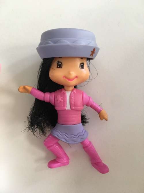 LOVELY STRAWBERRY SHORT CAKE CARTOON FIGURE - MC DONALDS VERSION