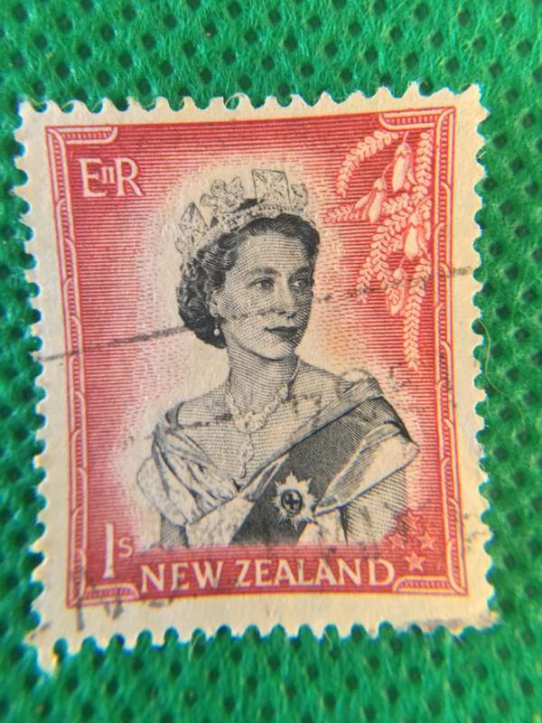 NEW ZEALAND USED STAMP QUEEN ELIZABETH