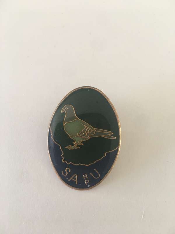 VINTAGE BADGE FOR THE SA PIDGEON ASSCOSIATION