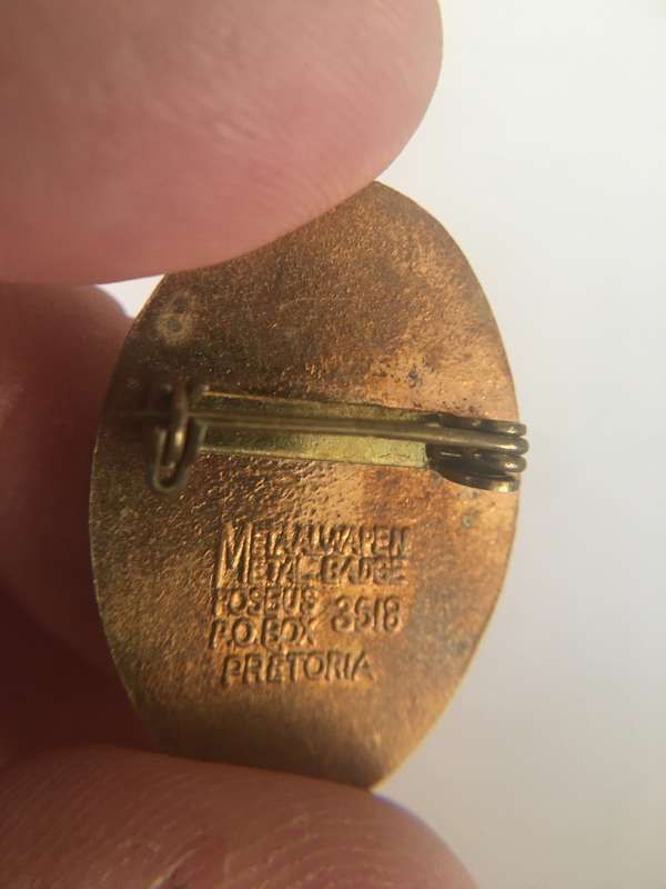 VINTAGE BADGE FOR THE SA PIDGEON ASSCOSIATION