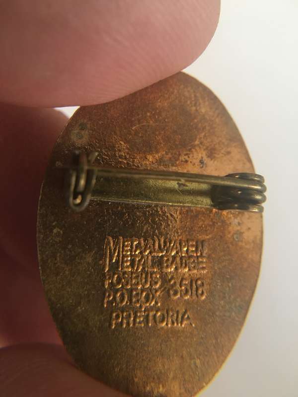 VINTAGE BADGE FOR THE SA PIDGEON ASSCOSIATION