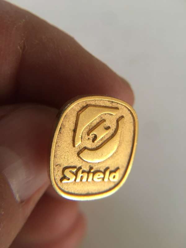 LOVELY VINTAGE GOLD PLATED  ONE CUFF LINK SHIELD